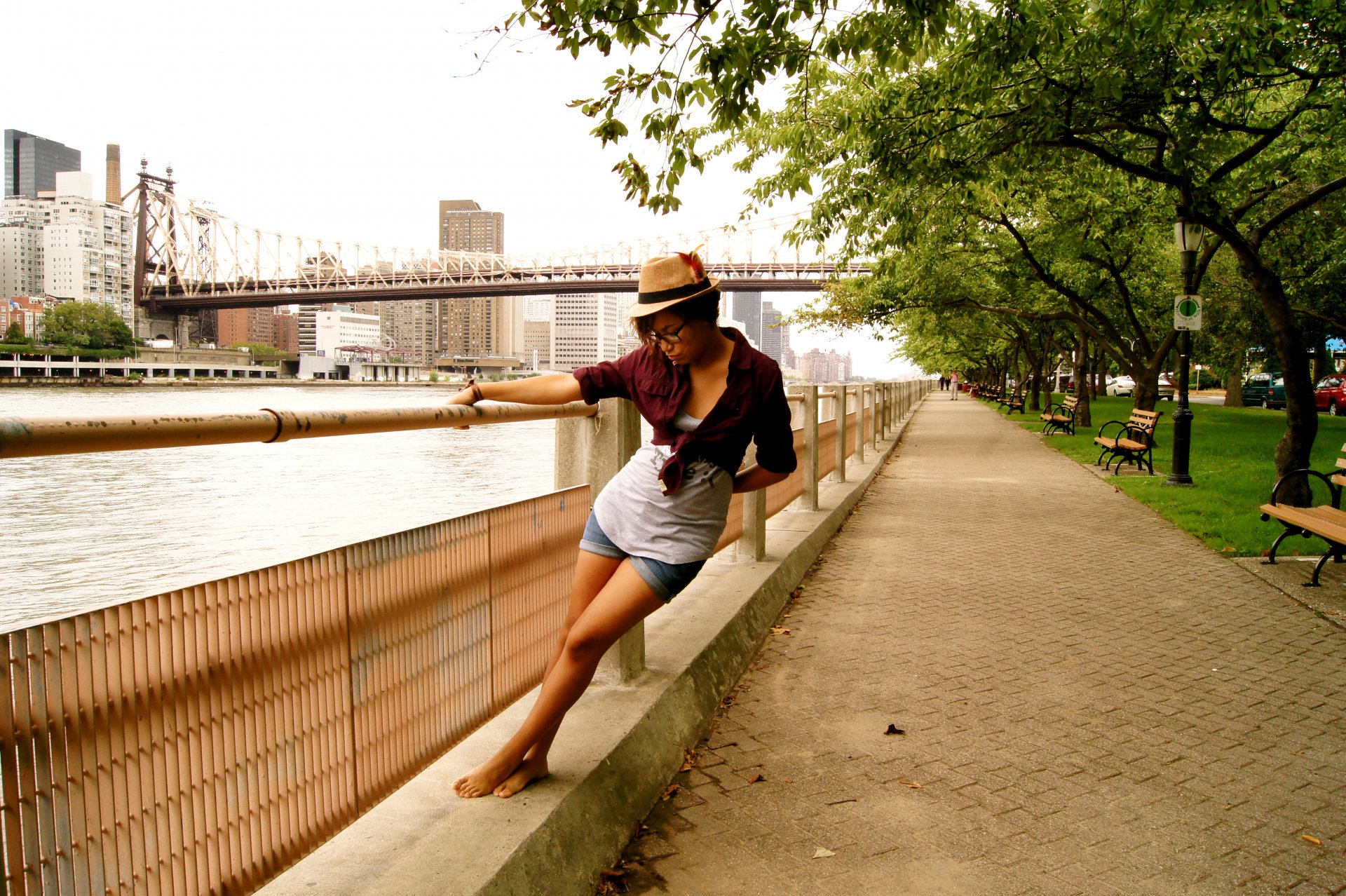 dziewczyna miasto rzeka most