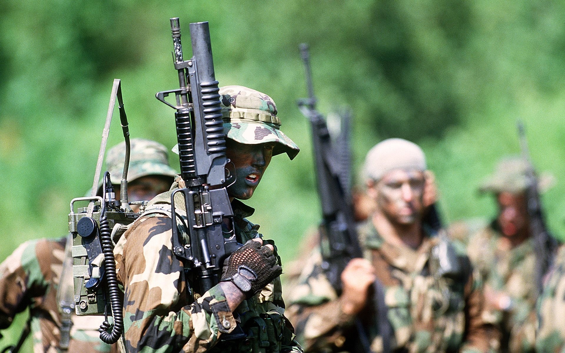 broń radio żołnierze ludzie kamuflaż pistolety wojsko