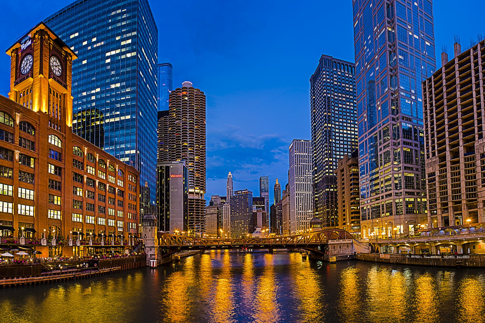 new eastside la salle street bridge chicago illinois usa miasto wieczór rzeka most drapacze chmur budynki zegar domy oświetlenie