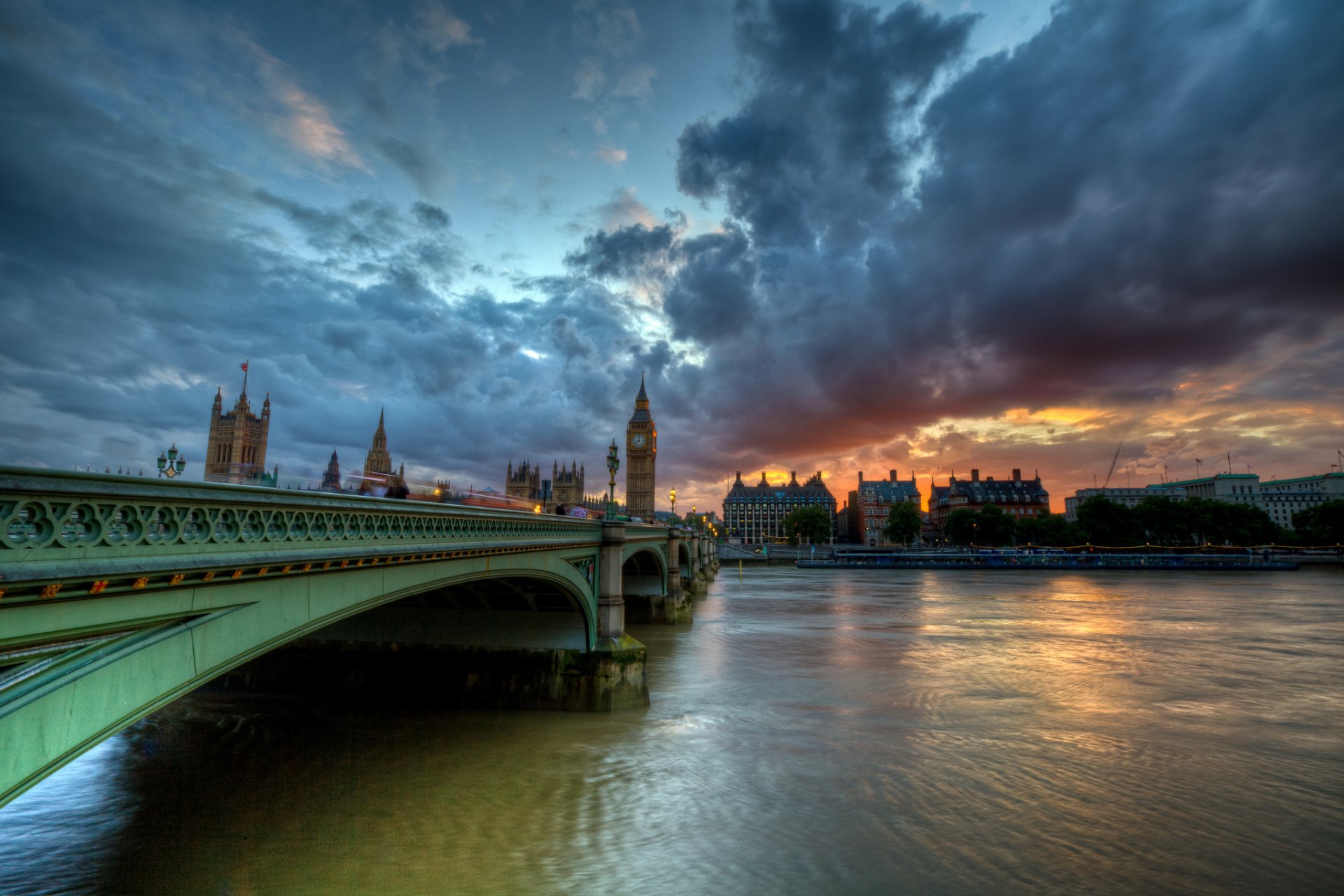 westminster bridge londyn anglia tamiza chmury