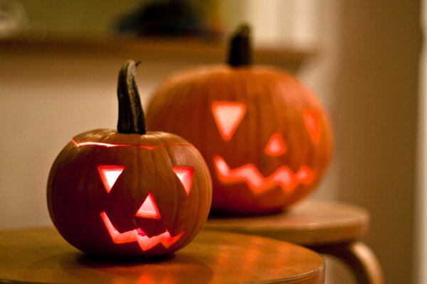 Wesołe Halloweenowe światła z dyni