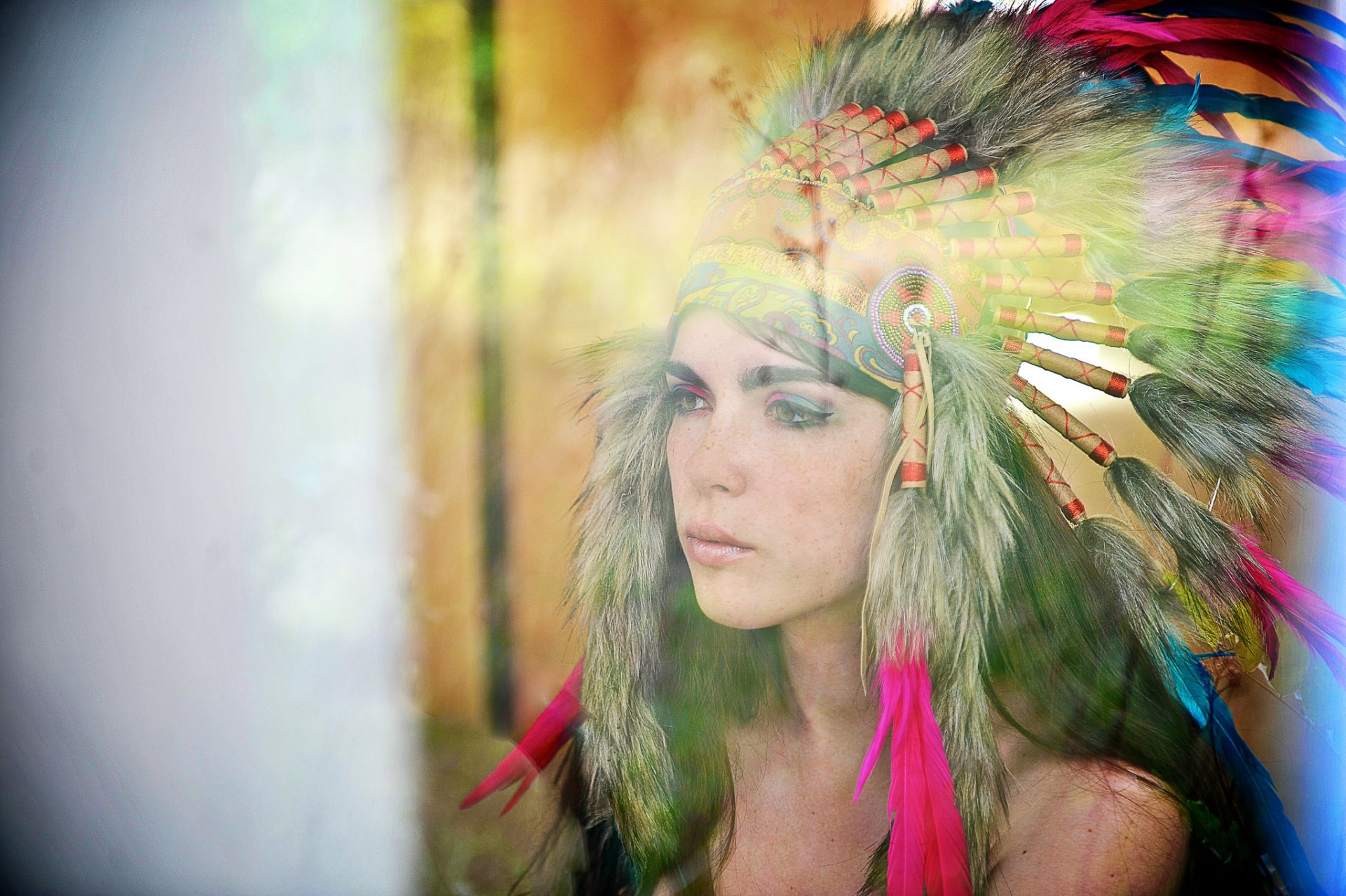 dziewczyna twarz spojrzenie nakrycie głowy pióra rozmycie