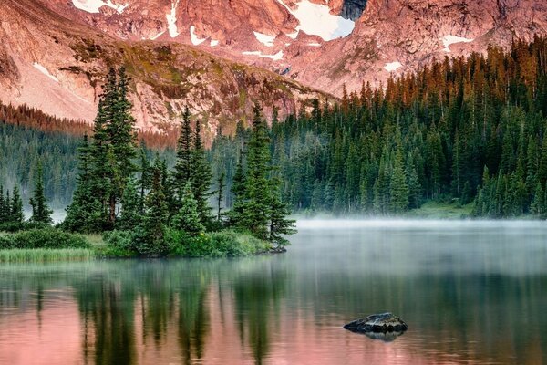 Jezioro u podnóża pięknej góry