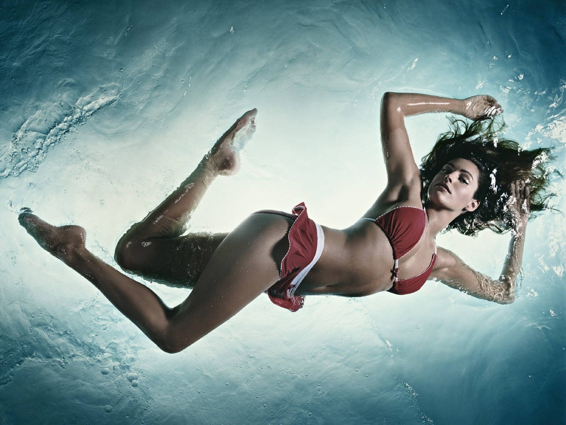 kelly brook stroje kąpielowe bikini sexy piersi cycki skąpe brytyjskie brunetka bujne