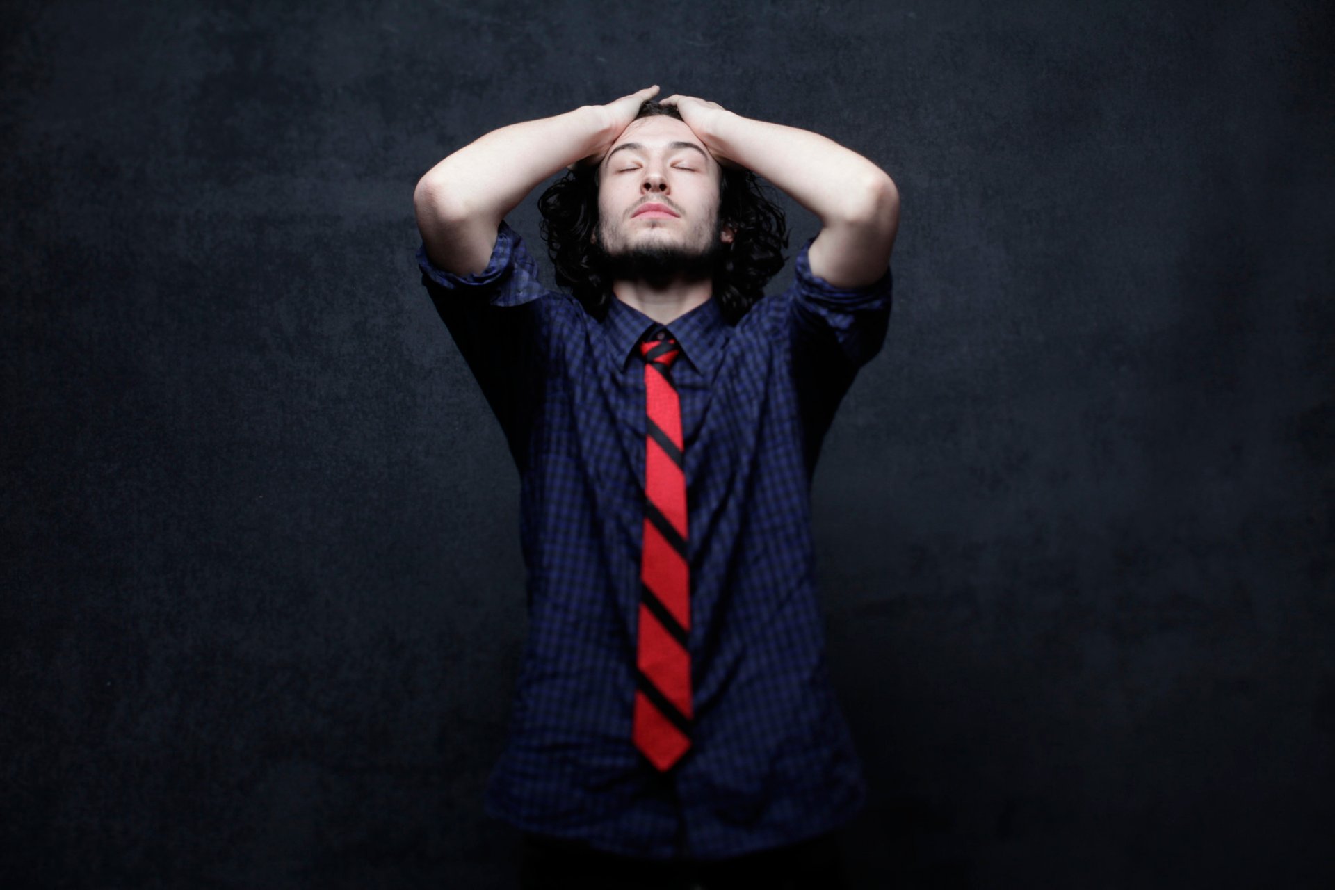 ezra miller sesja zdjęciowa do filmu eksperyment więzienny w stanford eksperyment więzienny w stanford sundance