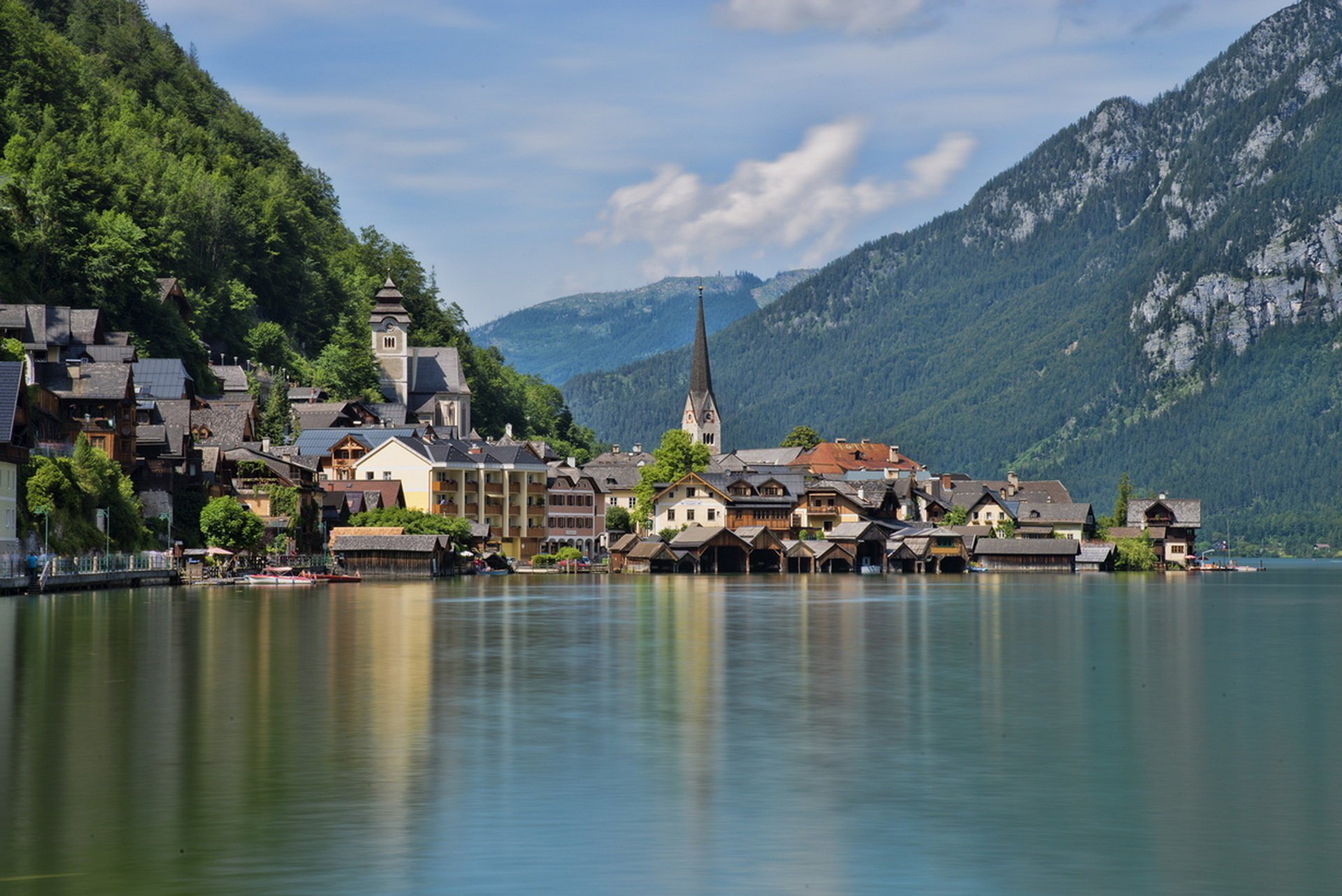 hallstatt jezioro hallstatt austria miasto domki budynki światła odbicie powierzchnia góry niebo