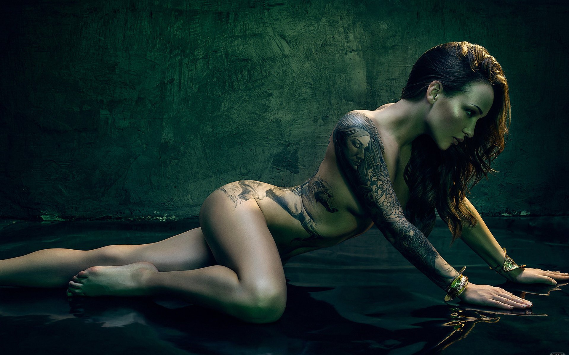 dziewczyna szatynka tatuaż turkusowe tło bransoletka