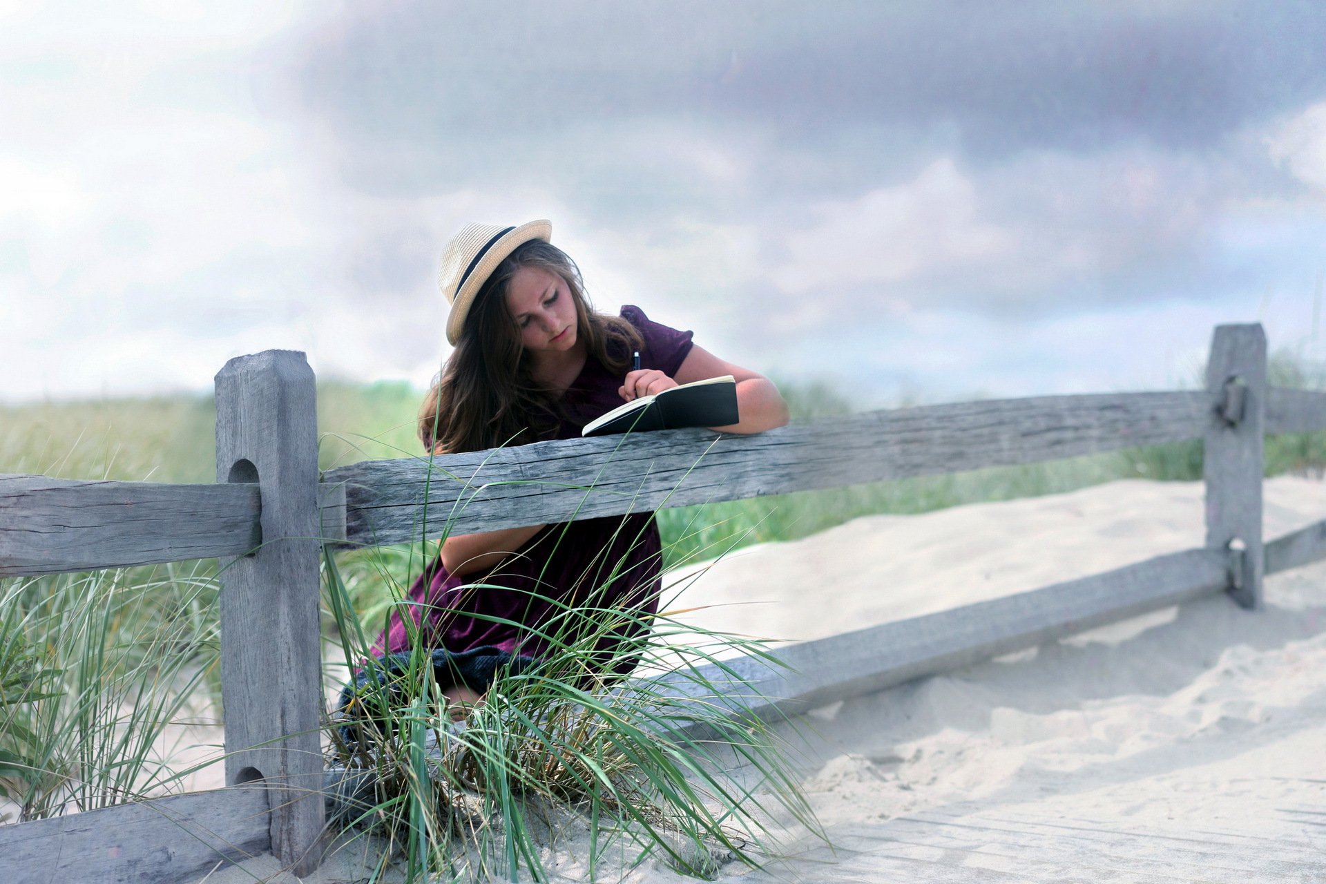 dziewczyna książka ogrodzenie nastrój