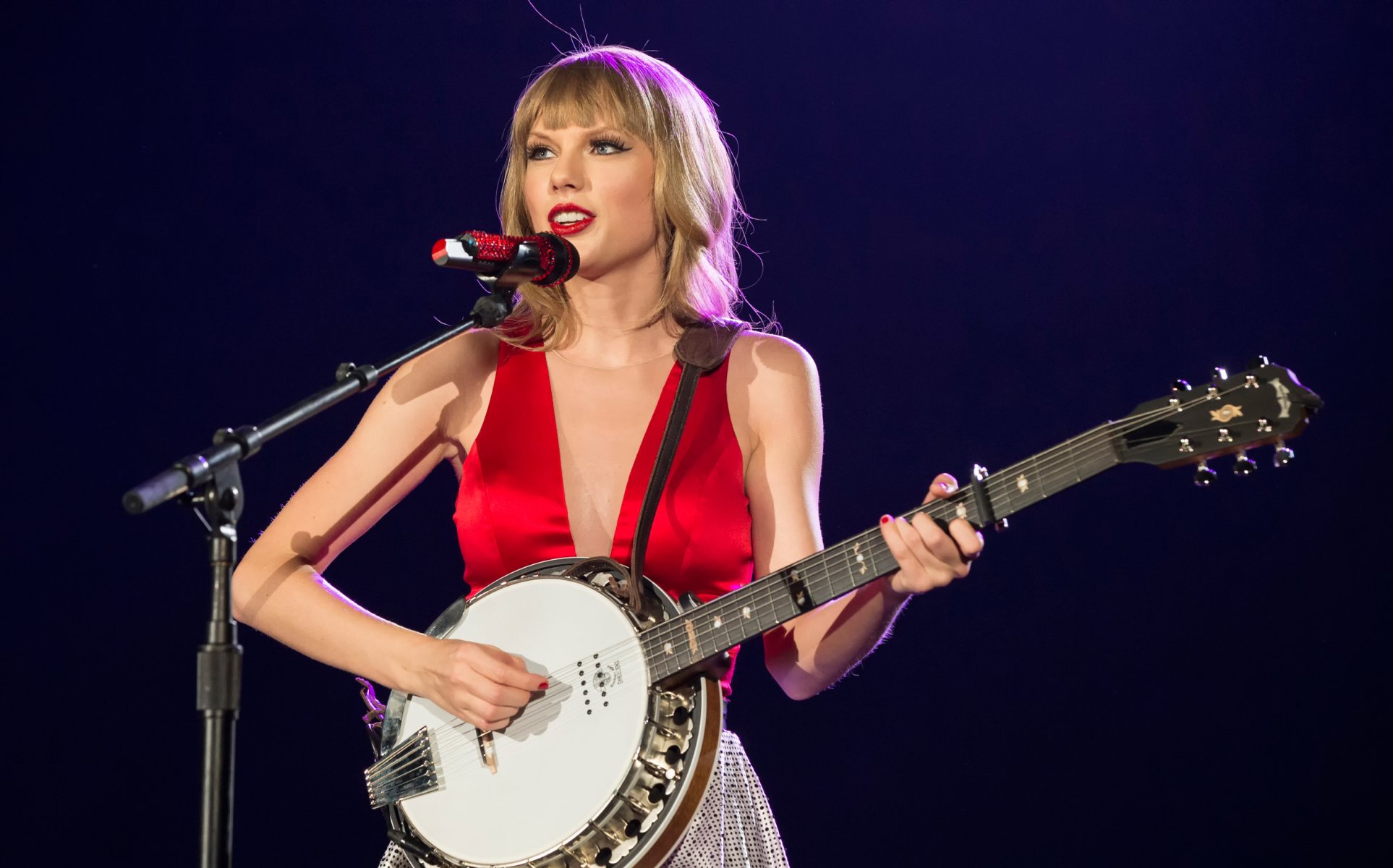 taylor swift koncert mikrofon banjo