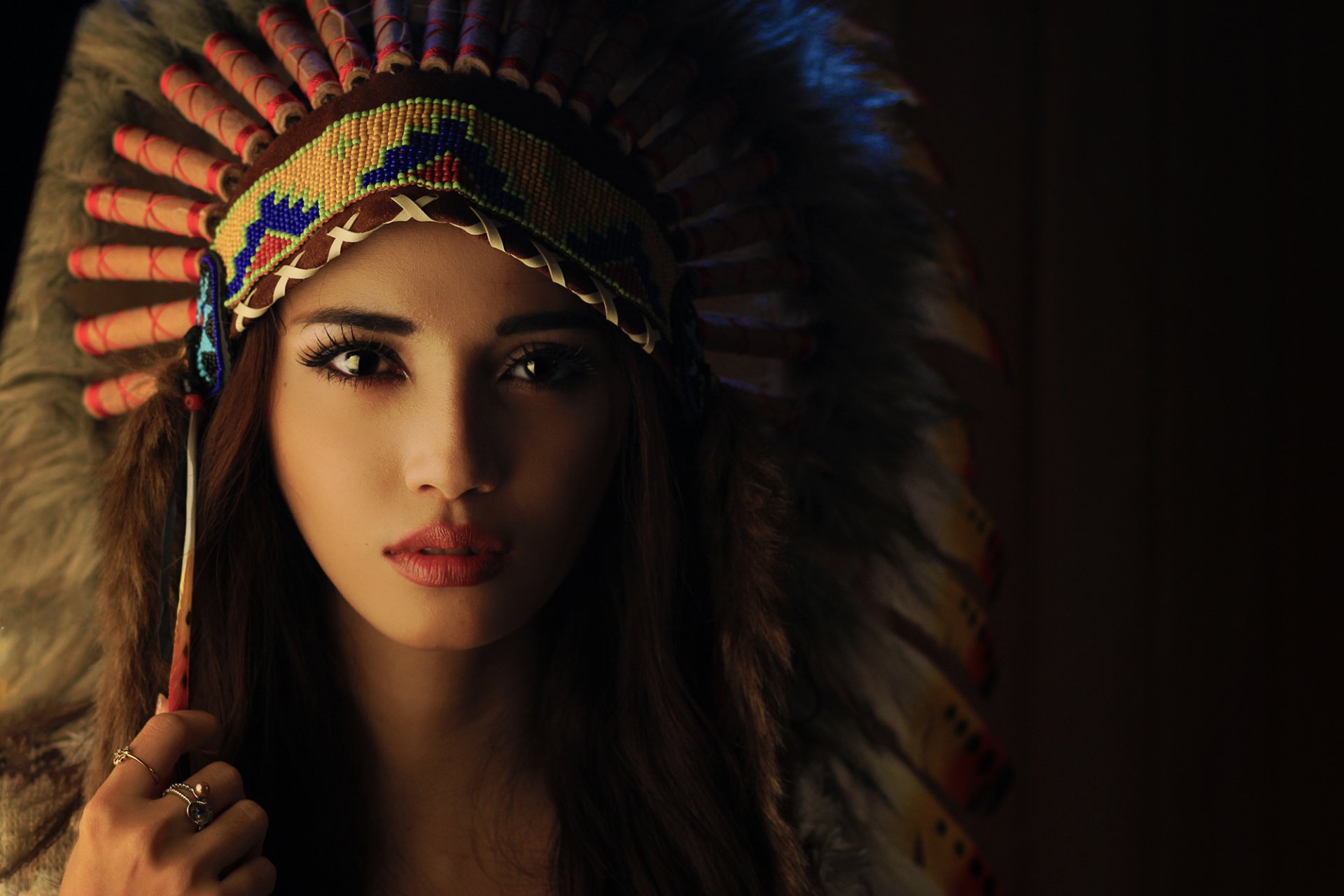 dziewczyna brunetka makijaż indiańskie nakrycie głowy