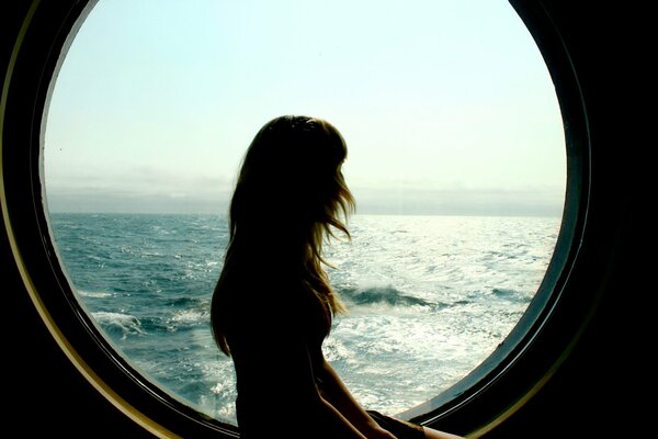 Dziewczyna patrzy na morze