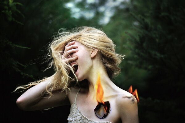 Dziewczyna krzyczy, zraniona ogniem