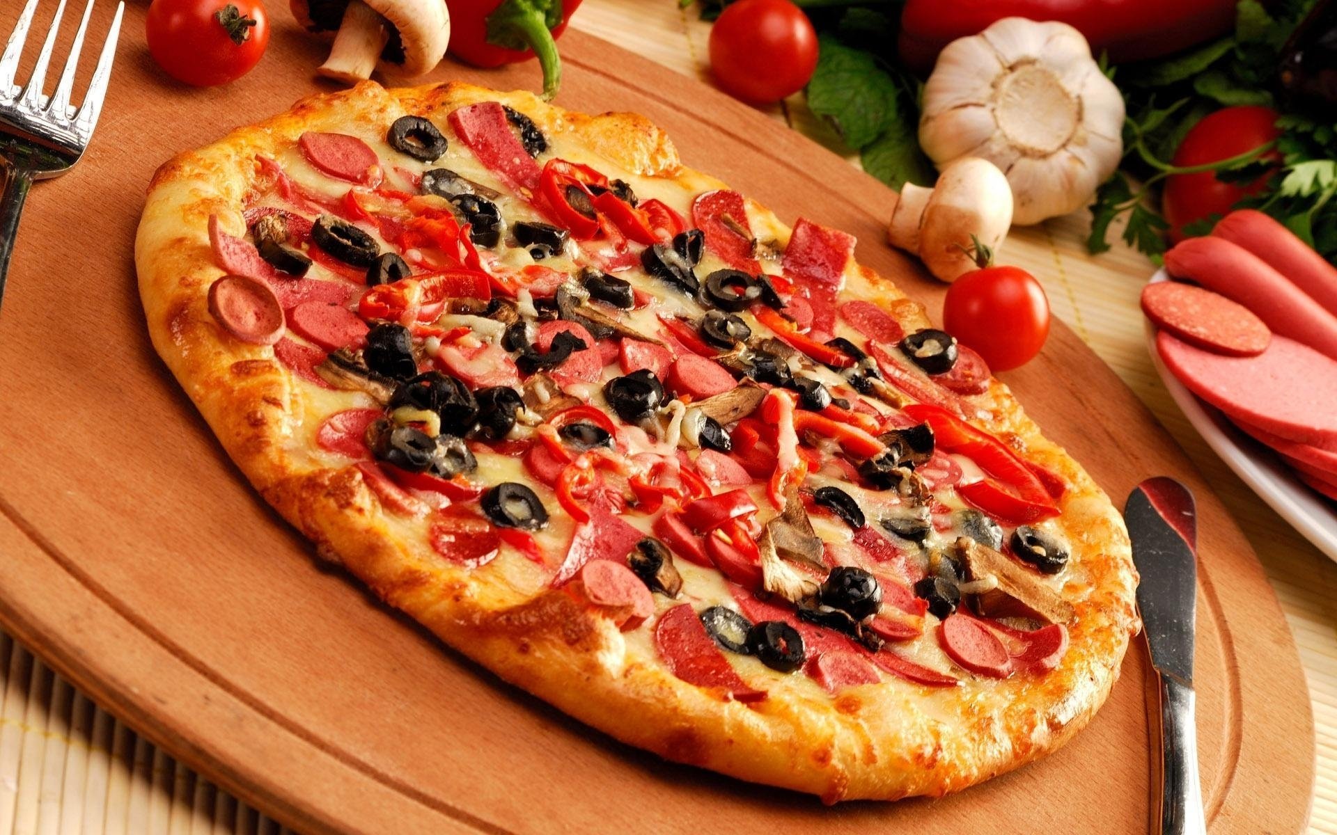 pizza ser oliwki kiełbasa papryka ciasto czosnek pieczarki pieczarki nóż widelec