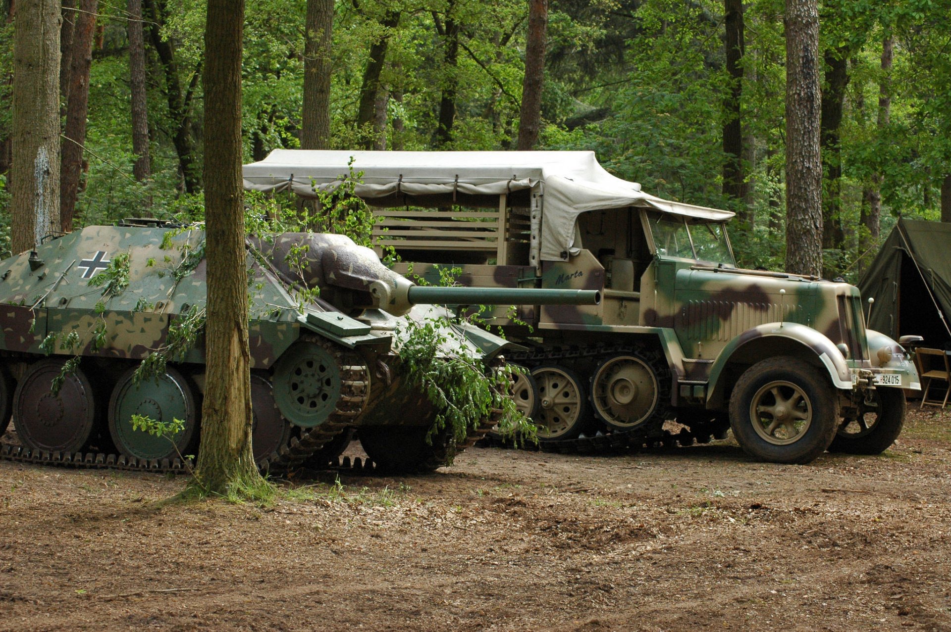 hetzer hetzer jagdpanzer 38 samobieżna artyleria gąsienicowa ciężarówka wojskowa las