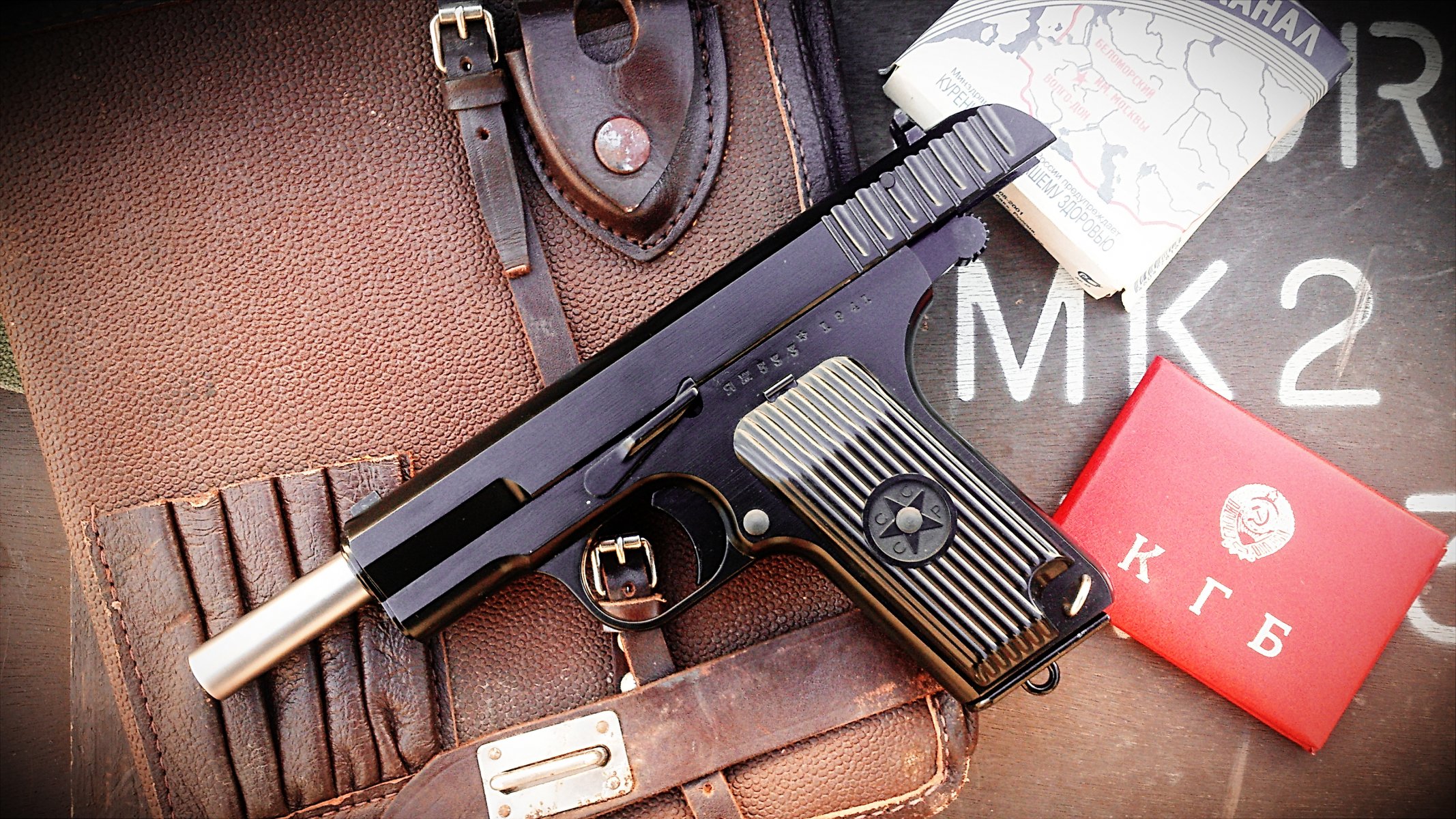 tt armia samopowtarzalny pistolet 1933 broń legitymacja paczka papierosów