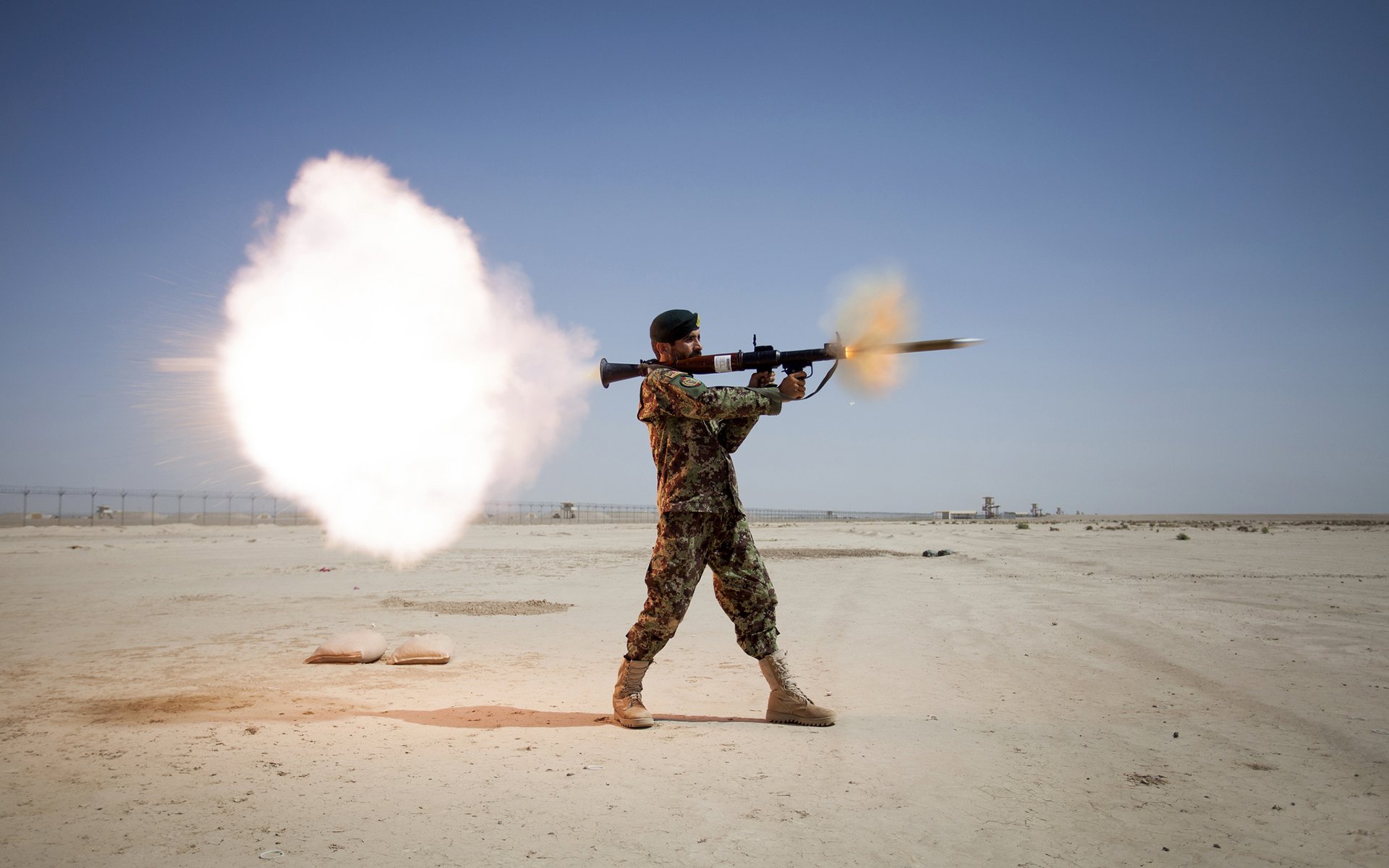 rpg wyrzutnia rakiet broń żołnierz eksplozja niebo pole