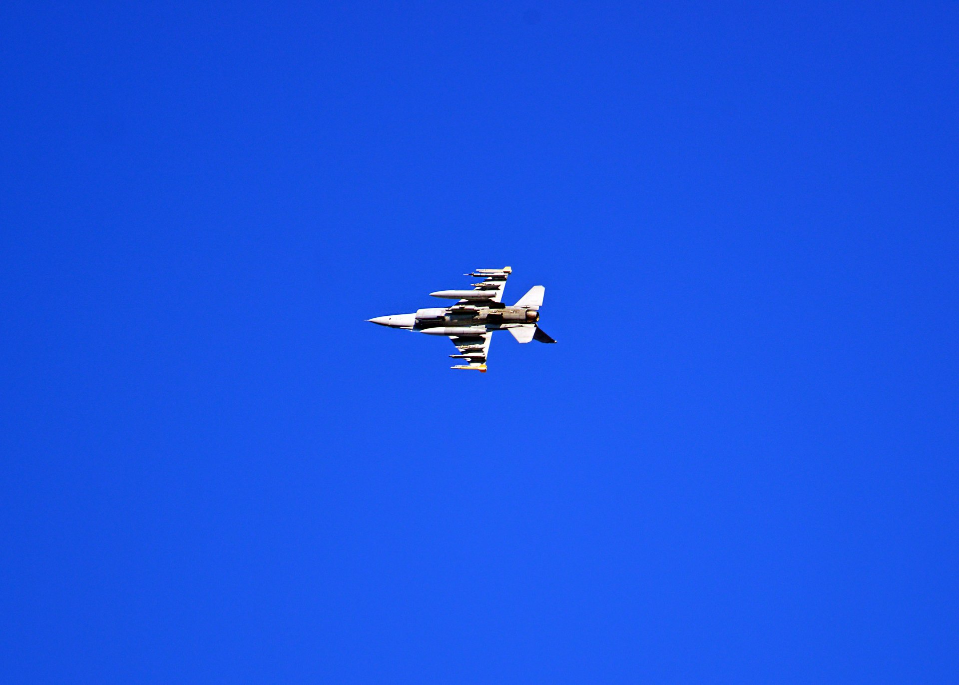 niebo samolot f-16 fighting falcon amerykański wielofunkcyjny lekki myśliwiec czwartej generacji