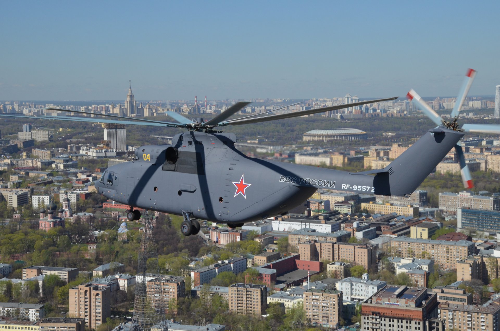 mi-26 rosyjskie siły powietrzne miasto moskwa widok z góry stalin wieżowiec wieża szuchowa mi-26 rosja air force lot helikopter widok popularne stalin wieżowiec szuchow