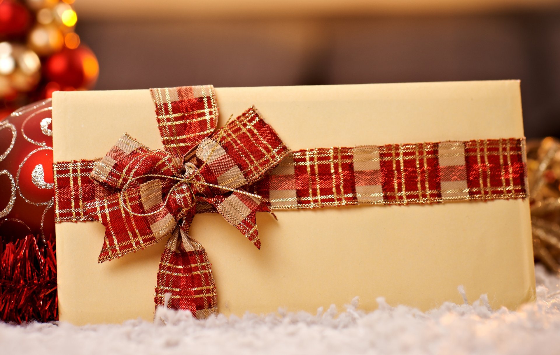 święta koperta pocztówka kokardka wstążka czerwone złote kulki choinki czerwone zima nowy rok boże narodzenie