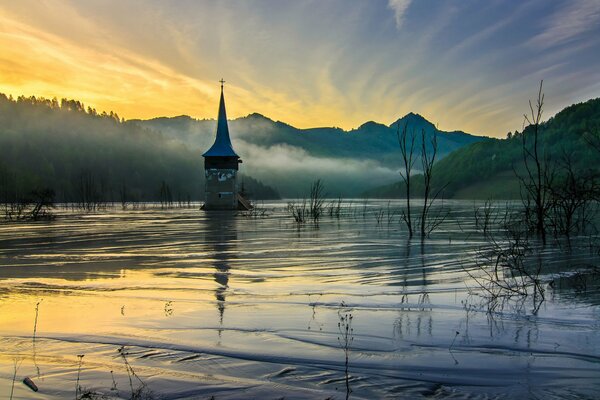 Mgła nad zalanym kościołem