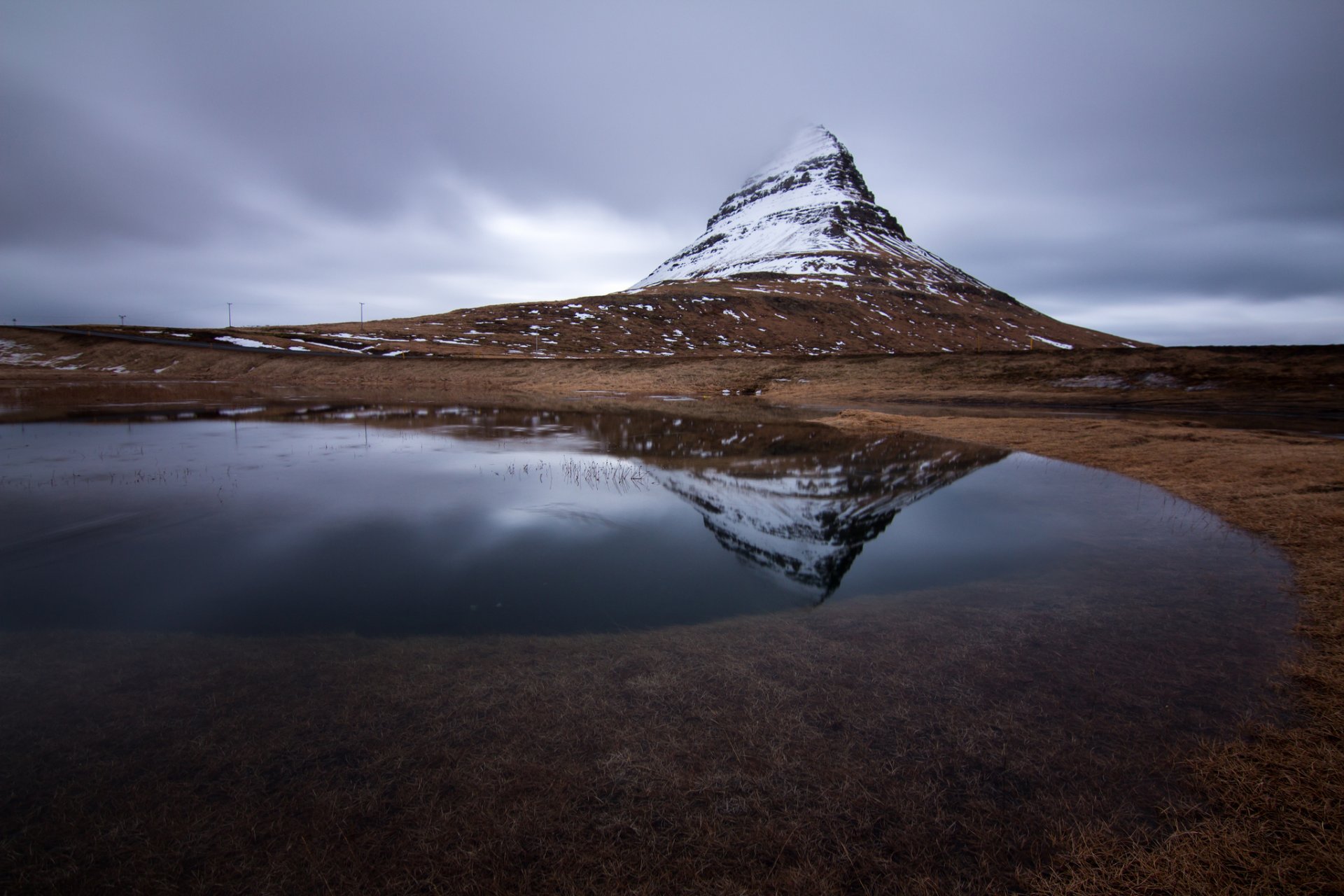 kirkjufell islandia góra wulkan rzeka szary niebo chmury