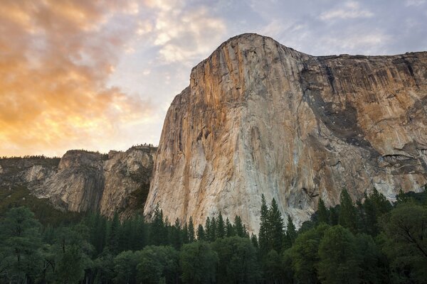 Potężne góry w Parku Narodowym Yosemite